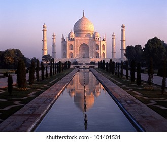 The Taj Mahal at dawn, Agra, Uttar Pradesh, India.