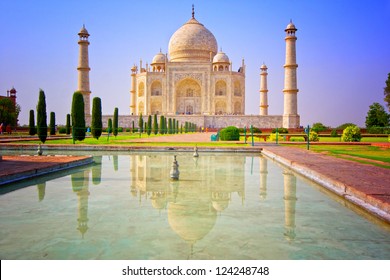 Taj mahal front view with reflection
