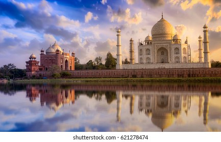 Taj Mahal naturskønne solnedgang udsigt med humørsyg himmel. Et UNESCOs verdensarvsliste i Agra, Indien.