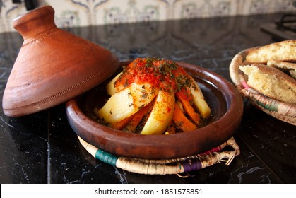 الطبخ المغربي الطحين المغربي Tajine-chicken-vegetables-moroccan-bread-260nw-1851575851