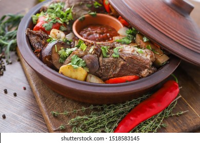  "‫طاجين اللحم‬‎" - صفحة 3 Tajine-lamb-vegetables-moroccan-dish-260nw-1518583145
