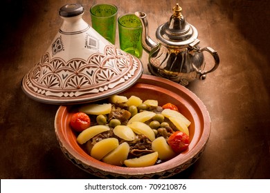 الطبخ المغربي الطحين المغربي Tajine-meat-potatoes-tomatoes-green-260nw-709210876