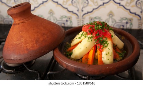 الطبخ المغربي الطحين المغربي Tajine-vegetables-chicken-moroccan-food-260nw-1851589618
