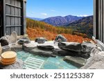 Take a bath in a hot spring while watching the autumn leaves