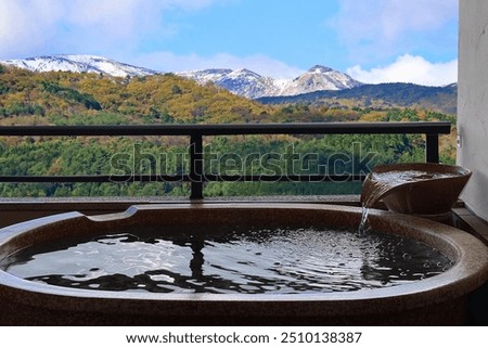 Take a bath in a hot spring while watching the great outdoors