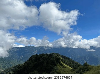 Take pictures of beautiful mountain scenery and cloud scenery on Mount Hehuan