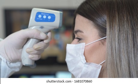 2,966 Doctor Taking Temperature Images, Stock Photos & Vectors ...