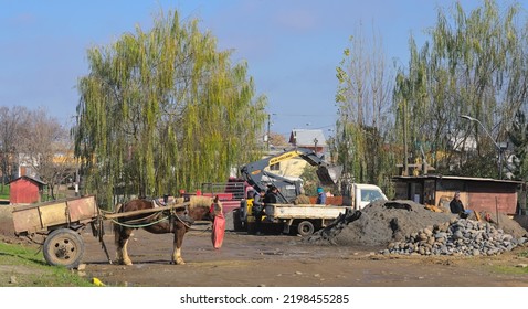 Talca, Maule - Chile - August 12, 2022: Contrast Between Horse On Cart Waiting To Be Loaded With Construction In South America Small Town