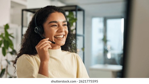 Hablando, mujer feliz y Servicio al cliente en el centro de llamadas con auriculares, comunicación y consultoría en línea. Sonrisa, consultor amigable y oficina de ventas para la Asistencia de contacto de CRM, asesoramiento o negocio