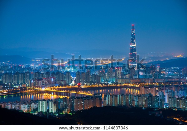 夜 韓国のソウルで最も高いビル 韓国の風景 の写真素材 今すぐ編集