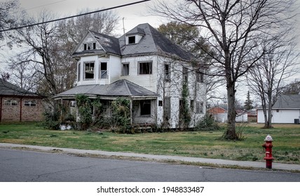 Tallulah, Louisiana United States - January 2 2021: An Old House Near A Red Fire Hydrant