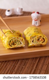 Tamagoyaki (Japanses Egg Roll) / Gyeran Mari (Korean Rolled Omelette) 