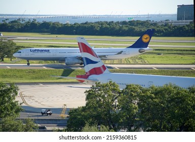 Tampa, FL, Mai 2022 - Der internationale Flughafen Tampa wächst, da die Stadt Rückflüge von British Airways und Lufthansa anbietet. Foto mit Schwanzlogos beider Unternehmen, die sich gegenseitig überqueren