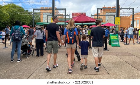 Tampa, FL USA - November 11, 2021:  The Lines Of People At The Entrance To Busch Gardens In Tampa, Florida.