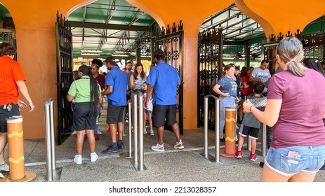 Tampa, FL USA - November 11, 2021:  The Lines Of People At The Entrance To Busch Gardens In Tampa, Florida.