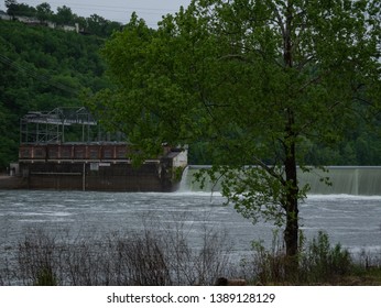 Taneycomo Lake Dam Running Into Bull Shoals Lake