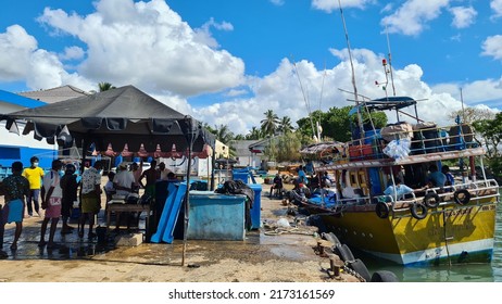 Tangalle, Sri Lanka – April 26, 2022: A Fishing Ship And Fishermen At The Harbor Of Tangalle, Sri Lanka. 