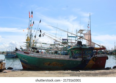 Tangalle, Sri Lanka – April 26, 2022: A Fishing Ship At The Harbor Of Tangalle, Sri Lanka. 
