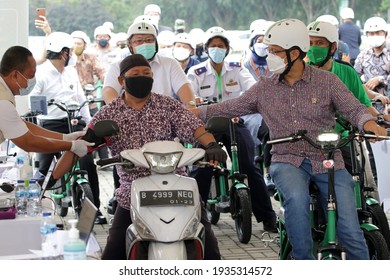 Tangerang, Banten, Indonesia.
March 13, 2021.

Budi Gunadi Sadikin-Indonesia Health Minister (front Right) Talks To A Motorcyclist Who Is Having His Blood Pressure Check Before Get Anti Vovid Vaccine.