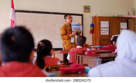 Tangerang, Indonesia, 2016: Porait Teacher Explain About A Govermnet Building With Students In Elementary School During Class