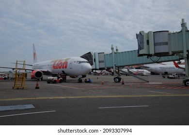 Tangerang, Indonesia, Dec 19, 2021. Lion Air Plane Loading At Soekarno Hatta International Airport. 