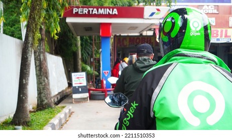 Tangerang Selatan, Indonesia. September 26 2022. Motorcycles Driver And Gojek, Motorbike Taxi Drivers Based On Online Digital Application, Are Queuing For Subsidized Fuel Called Pertalite At Pertamina