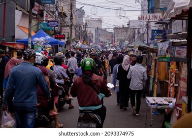 Tangerang-Indonesia,19-December-2021. The Atmosphere Of The Bustling Culinary Tourism Area Of ​​the Old Market Of Tangerang