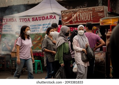 Tangerang-Indonesia,19-December-2021. The Atmosphere Of The Bustling Culinary Tourism Area Of ​​the Old Market Of Tangerang