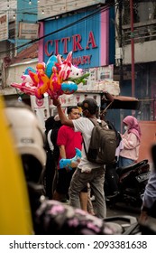 Tangerang-Indonesia,19-December-2021. A Balloon Seller In The Culinary Tourism Area Of ​​​​the Old Market Of Tangerang