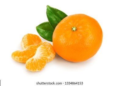 Tangerine oder Mandarinfrüchte mit Blättern einzeln auf weißem Hintergrund