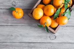 Mandarynki (pomarańcze, Klementynki, Owoce Cytrusowe) Z Zielonymi Liśćmi Na Drewnianym Tle Z Kopiowaniem