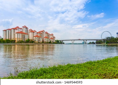 Tanjong Rhu, Singapore - 5 May 2019: Beauty View Public Park Waterfront In Marina Bay, Cloud Moving Background, Water Activities And People Located In Kallang Basin, Singapore.