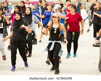 Tanjung Aru,Sabah,Malaysia-Mei 8,2016:Undentified Group Of Zumba Dance At Perdana Park,Tanjung Aru,Malaysia.