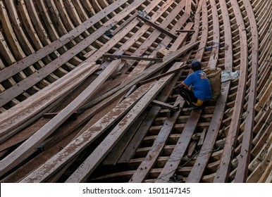 Tanjung Bira, Sulawesi, Indonesia - Februari 6th 2019
A Phinisi maker in Tanjung Bira, South Sulawesi. Phinisi is traditional boat from Bugis tribe of South Sulawesi.