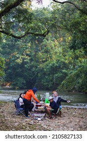 Tanjung Malim, Malaysia - November 2, 2021 : A Group Of Roup Of Campers Having A Picnic Time Close To The The Ulu Bernam River In Malaysia