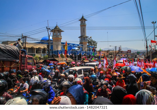 Tanjungsari, West Java, Indonesia - August 18,2019:
Traffic jams in the Tanjungsari - Sumedang province road during the
carnival celebration in the framework of the 74th Indonesian
Independence Day.