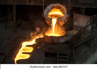 Tank pours liquid metal in the molds
