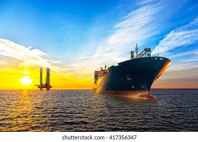 Tankschiff und Ölplattform auf Offshore-Gebieten bei Sonnenuntergang.