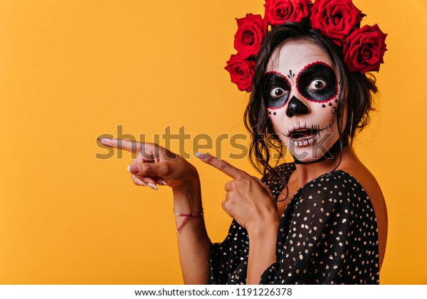 口を開けてポーズをとるハロウィーン服の日焼けした女性モデル 死者の日を祝う伝統的なメキシコの衣装を身にまとった豪華な女の子 の写真素材 今すぐ編集