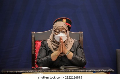 Tanzania's President Samia Suluhu Hassan (R)attends The Mining Industry Stakeholders Meeting In Dar Es Salaam, On December 13, 2021 Tanzania 13 December 2021