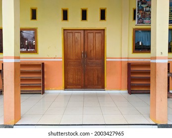 Taopa, Indonesia - Juli 06 2021 : The View From Outside The Closed Classroom Door