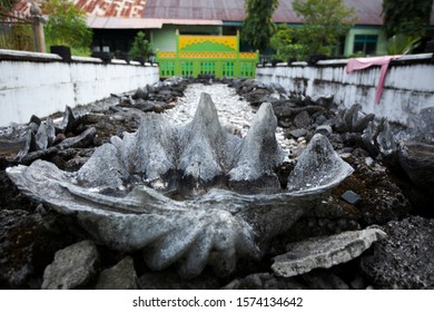 Tapak Tuan Aceh Selatan, Indonesia, Taken On August 2016

The Tomb Of Tuan Tapa Is Located In Kampung Padang, Tapaktuan District, South Aceh