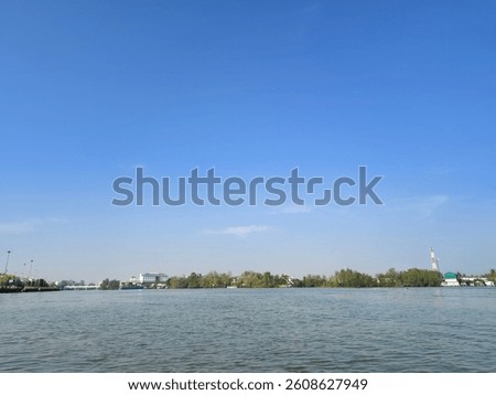 The Tapi River is the main river of Surat Thani Province. It is located in the city and many local people have settled here. Therefore, life depends on the river.