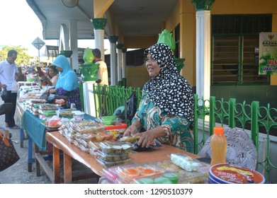 TARAKAN - INDONESIA, 18th June 2017 : Cake Traders In The Month Of Ramadan Ahead Of Breaking The Fast