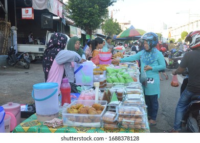 TARAKAN - INDONESIA, 18th MAY 2018 : Cake Traders In The Month Of Ramadan Ahead Of Breaking The Fast