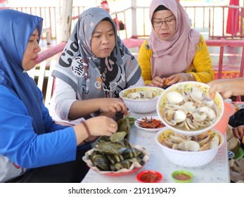 Tarakan, Indonesia.08182022: An Indonesian Family Eating Together At A Tourist Spot On August 18, 2022 In Tarakan, Indonesia. Selective Focus