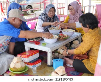 Tarakan, Indonesia.08182022: An Indonesian Family Eating Together At A Tourist Spot On August 18, 2022 In Tarakan, Indonesia. Selective Focus