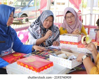 Tarakan, Indonesia.08.25.2022: An Indonesian Family Eating Together At A Tourist Spot On August 18, 2022 In Tarakan, Indonesia. Selective Focus