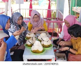 Tarakan, Indonesia.08.25.2022: An Indonesian Family Eating Together At A Tourist Spot On August 18, 2022 In Tarakan, Indonesia. Selective Focus