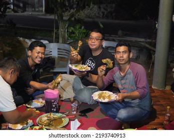 Tarakan, Indonesia.08.25.2022: An Indonesian Family Eating Together At A Tourist Spot On August 18, 2022 In Tarakan, Indonesia. Selective Focus